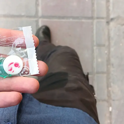 تصویر من در حالی که در خیابان ایستاده‌ام و در شلوارم شاشیده‌ام و یک شکلات در دستم است 